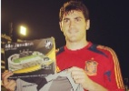 Casillas ganha camisa do Vasco e miniatura de São Januário após treino da Espanha