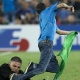 Garoto invade final na Europa com bandeira do Brasil e d&aacute; ol&eacute; em seguran&ccedil;a