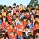 Atacante do S&atilde;o Paulo aproveita f&eacute;rias para visitar escola onde aprendeu a jogar futebol