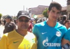 Família de Hulk tenta contornar protesto para entrar no Castelão