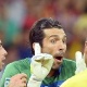 Buffon "trava", cai no riso no meio de entrevista e n&atilde;o consegue explicar partida