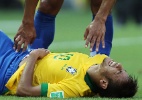 Neymar recebe prêmio com gelo na perna e diz que é só 