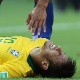 Neymar recebe pr&ecirc;mio com gelo na perna e diz que &eacute; s&oacute; "pancadinha"