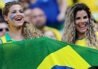 Público recusa versão reduzida do hino, exibe cartaz com protesto e toca vuvuzela