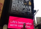 Weidman posa na frente do cartaz de sua luta com Anderson na Time Square