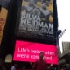 Weidman posa na frente do cartaz de sua luta com Anderson na Time Square