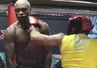 Anderson nocauteia sparring com protetor de cabeça e sai arrasado