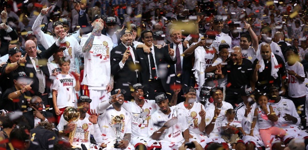 Jogadores do Miami Heat posam após a conquista do bicampeonato da NBA