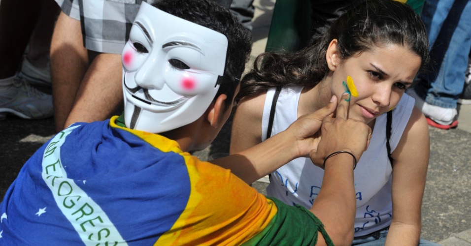 22junho2013---manifestantes-protestam-nas-cercanias-da-arena-fonte-nova-antes-de-partida-entre-brasil-e-italia-pela-copa-das-confederacoes-1371919078430_956x500.jpg