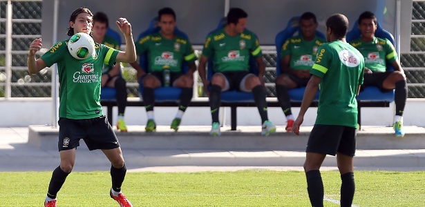 Lateral Filipe Luís domina a bola no peito no treino da seleção brasileira
