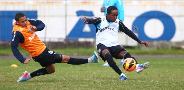 Lucas Uebel/Divulgação/Grêmio FBPA Adriano (e) e Guilherme Biteco (d) trabalham duro em treino do Grêmio, ainda sem tático