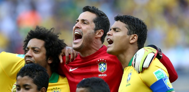 Jogadores do Brasil cantam hino antes da partida contra o Uruguai