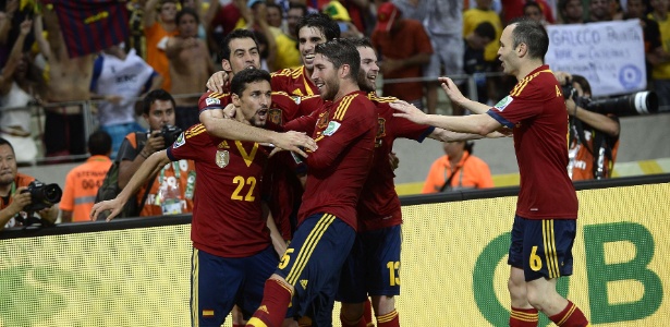 Espanhóis comemoram o gol de pênalti de Navas contra a Itália e a classificação para a final