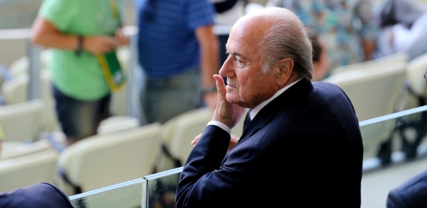 Joseph Blatter, presidente da Fifa, é fotografado no Castelão 
