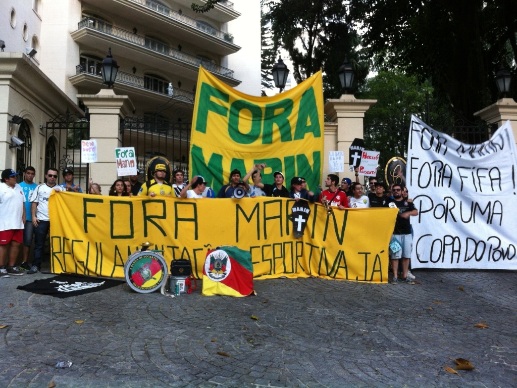  - 29jun2013---manifestantes-exibem-faixas-em-frente-ao-predio-onde-mora-jose-maria-marin-1372543221710_1024x768