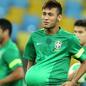 : Médico decide prolongar internação de Neymar após cirurgia em um dia