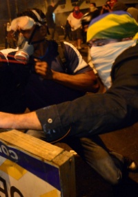 Protestos no Rio: Manifestantes encaram bloqueio e confrontam PM 