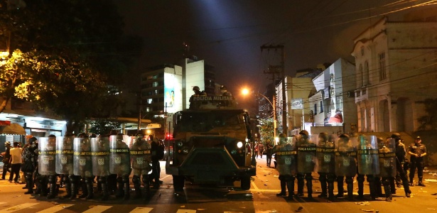 Manifestantes deram trabalho aos policiais e ficaram até o fim do jogo no entorno do Maracanã