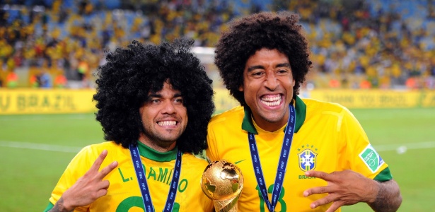 de-peruca-black-power-daniel-alves-posa-ao-lado-do-zagueiro-dante-e-a-taca-de-campeao-da-copa-das-confederacoes-1372640614420_615x300.jpg