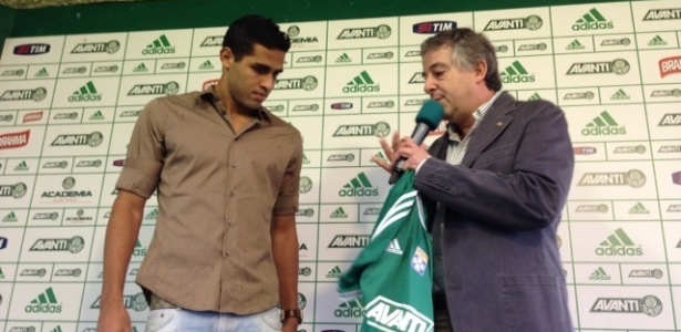 Alan Kardec recebe camisa do Palmeiras das mãos do presidente Paulo Nobre
