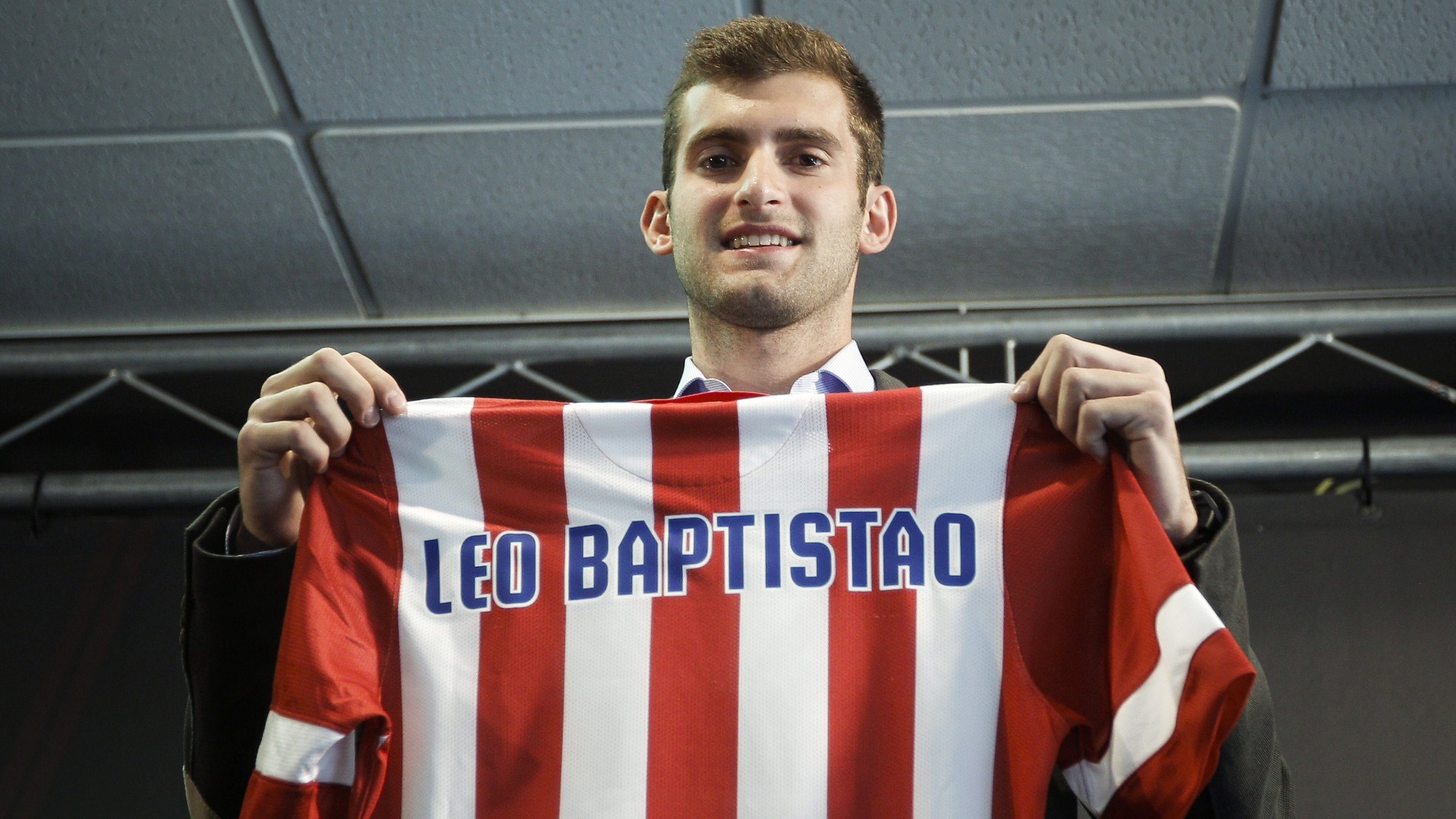 05jul2013---meia-atacante-brasileiro-leo-baptistao-e-apresentado-como-novo-jogador-do-atletico-de-madrid-1373056346535_1920x1080.jpg