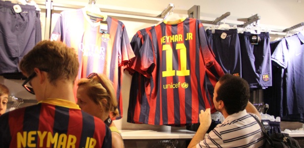 Neymar está confirmado como o camisa 11 do Barcelona e sua camisa já está à venda