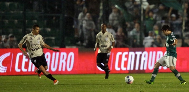 Valdivia foi o destaque do Palmeiras ao marcar o gol decisivo contra o Figueirense