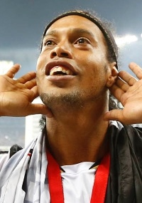 "Não é da conta dele": Kalil defende Ronaldinho e responde a Luxemburgo