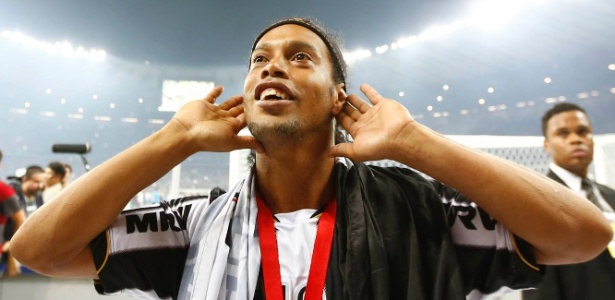 Ronaldinho Gaúcho celebra com a torcida do Atlético-MG a conquista da Libertadores