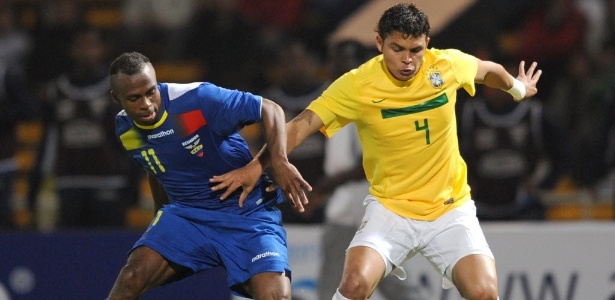Chucho Benítez (esq.) enfrentou a seleção brasileira em 2011, pela Copa América