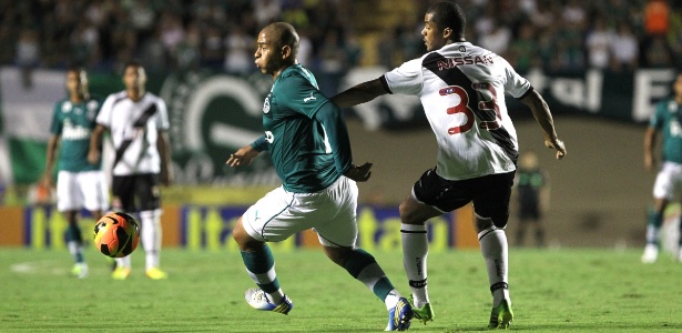 O atacante Walter (esq.) marcou o gol de empate do Goiás aos 42min do 2º tempo