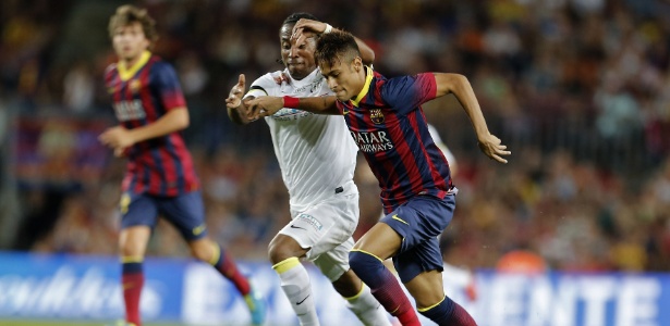 Neymar passa pela marcação de Arouca na partida entre Barcelona e Santos