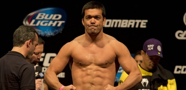 02.ago.2013 - Lyoto Machida passa pela pesagem do UFC Rio 4