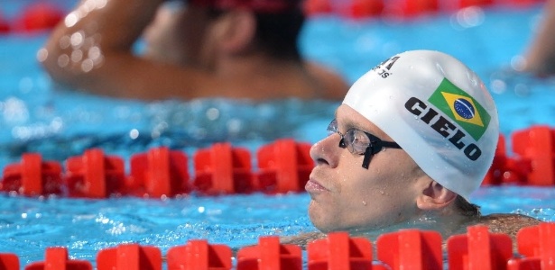 César Cielo observa seu resultado nas eliminatórias dos 50 m livre; ele fez o 2° tempo