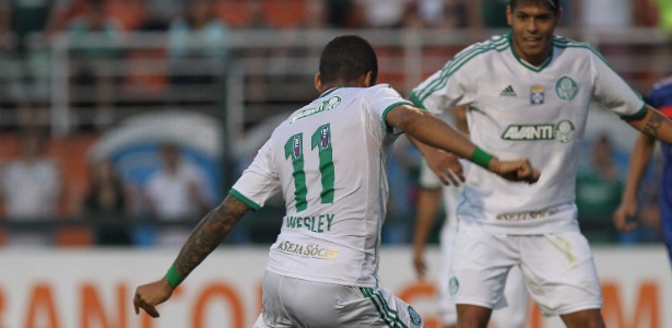 10.08.2013 - Wesley finta o zagueiro do Paraná e manda para as redes para virar a partida no estádio do Pacaembu