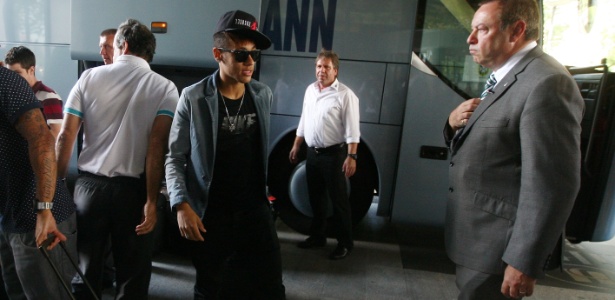 Neymar se recupera de anemia ocasionada pela cirurgia nas amigdalas