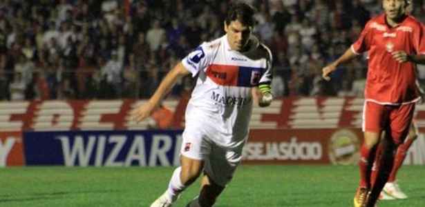 Lúcio Flávio anotou, de falta, o gol paranista no Canindé
