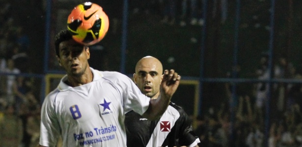 Zagueiro Cris, do Vasco, sai na marcação de jogador do Nacional pelas oitavas da  Copa do Brasil