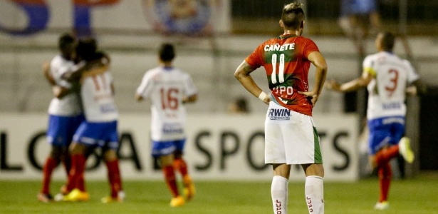 Jogadores do Bahia comemoram gol durante vitória por 2 a 1 sobre a Portuguesa