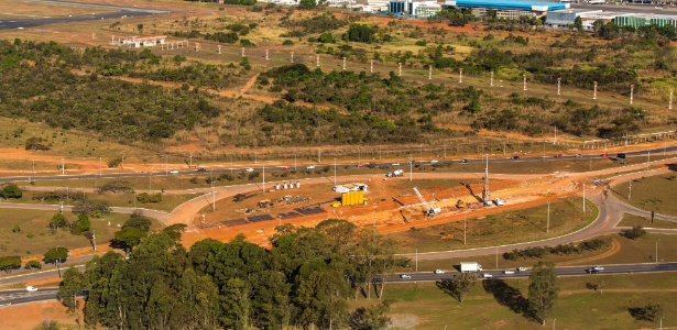 Imagem aérea mostra o balão do aeroporto JK, em Brasília, desmatado: multa de R$ 140 mil