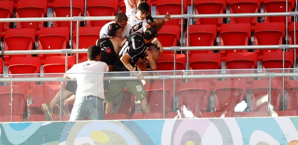 Torcedores de Corinthians e Vasco trocam agressões nas arquibancadas do estádio Mané Garrincha
