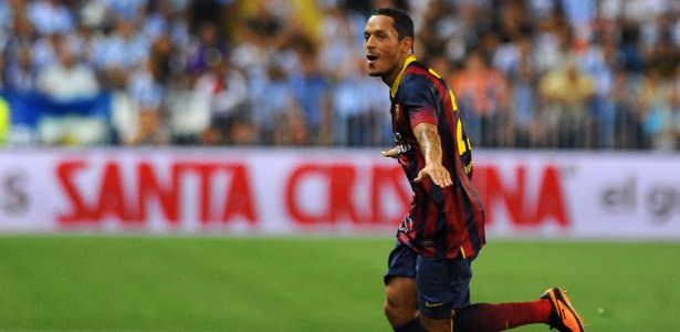 Adriano comemora o gol do Barcelona na partida contra o Málaga, pelo Campeonato Espanhol
