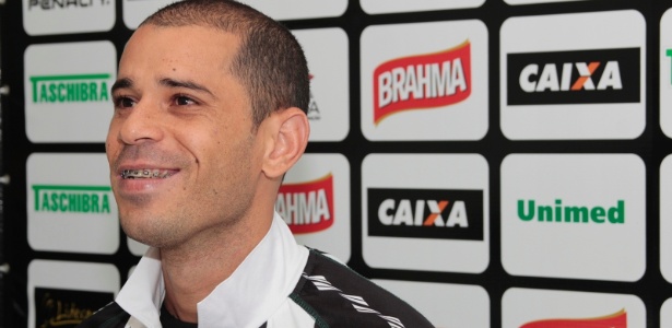 rivaldo-ex-sport-e-apresentado-como-novo-reforco-do-figueirense-1378148074303_615x300.jpg