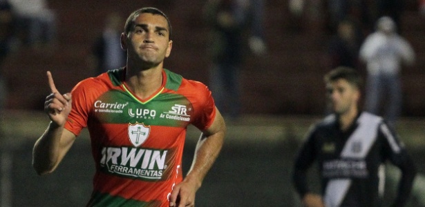 Atacante Gilberto comemora um de seus gols na partida entre Portuguesa e Ponte Preta