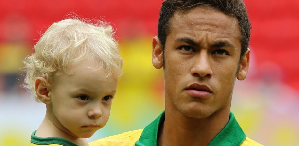 Neymar entrou em campo com o filho Davi Lucca