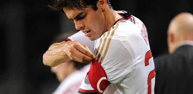 Kaká veste a braçadeira de capitão em sua estreia no Milan contra o Torino