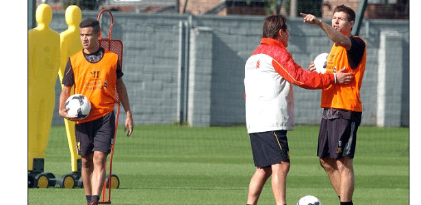Gerrard discute com torcedor que ameaçou sua família durante treinamento do Liverpool