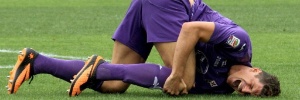 Futebol internacional: Mario Gomez perde gol incrível, tem lesão séria e vê Fiorentina empatar; veja o lance