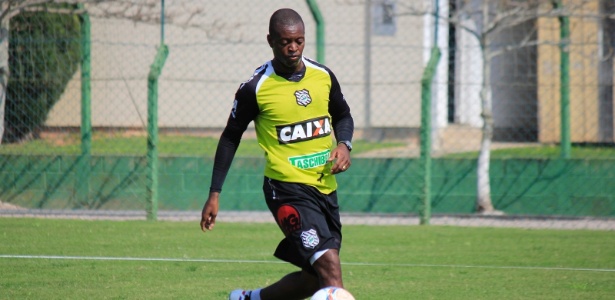 Zé Roberto sofreu uma grave lesão no tornozelo e desfalca o Figueirense por um mês