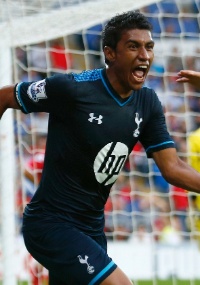 golaço na inglaterra: Paulinho faz de letra e leva Tottenham à ponta